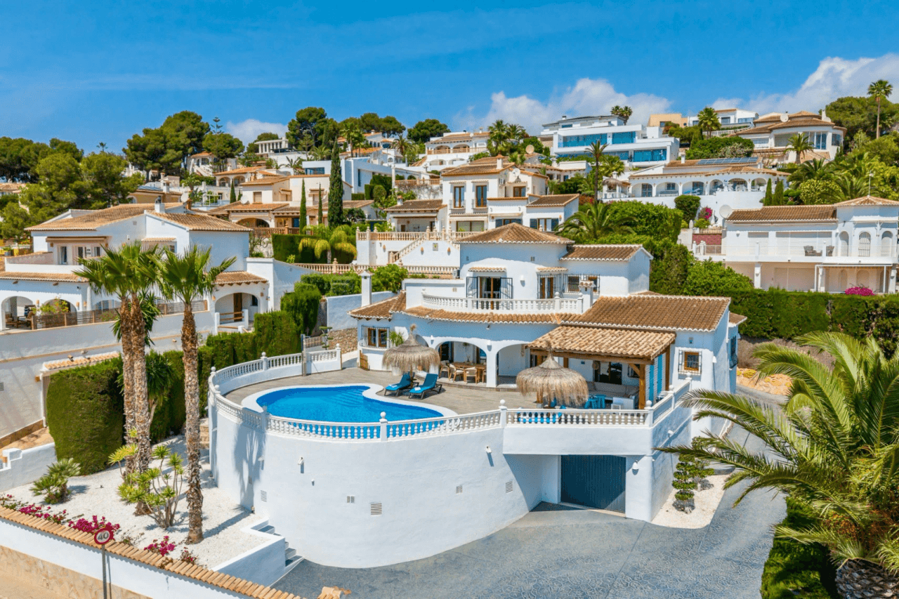 Exklusive, trendige und vollständig renovierte Villa mit Panoramameerblick zum Verkauf in Moraira – Toplage in der Nähe von Zentrum und Strand.