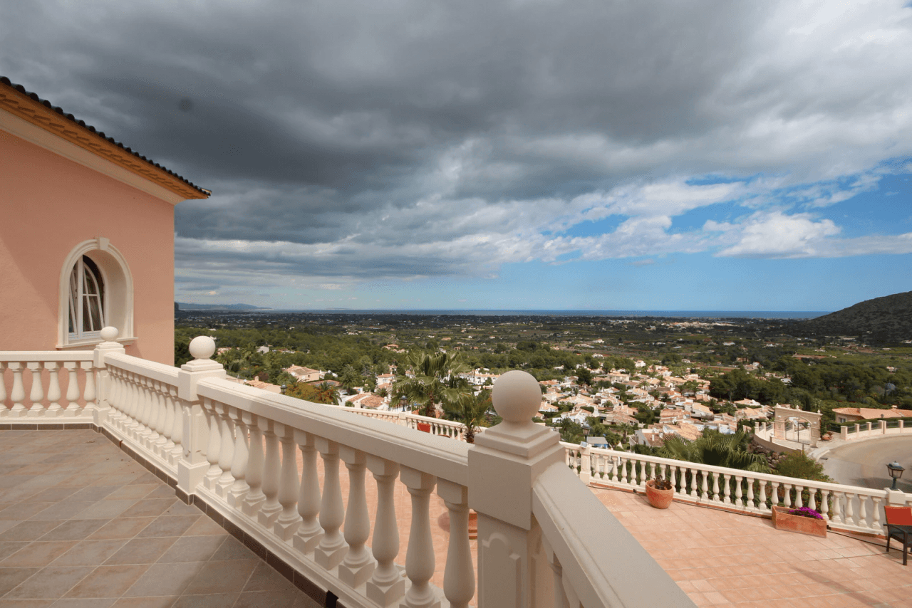 Magnifique villa avec vue sur la mer, avec 5 chambres, 4 salles de bains, 425 m2 de superficie habitable, 300 ms de terrasse.