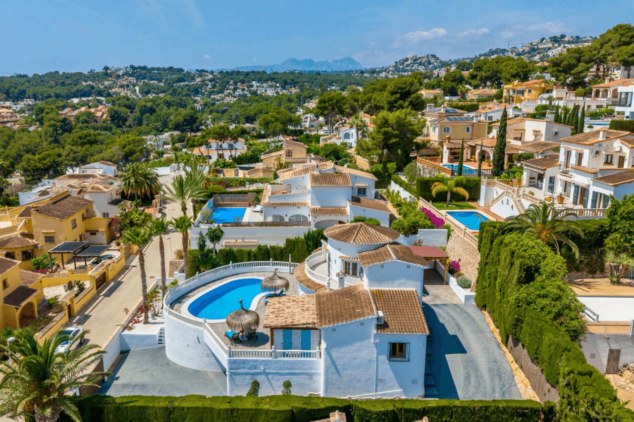 Exklusive, trendige und vollständig renovierte Villa mit Panoramameerblick zum Verkauf in Moraira – Toplage in der Nähe von Zentrum und Strand.