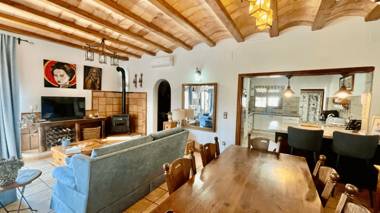 Villa zu verkaufen in Alcalali: Innerhalb des Dorfes und mit separatem Gästehaus