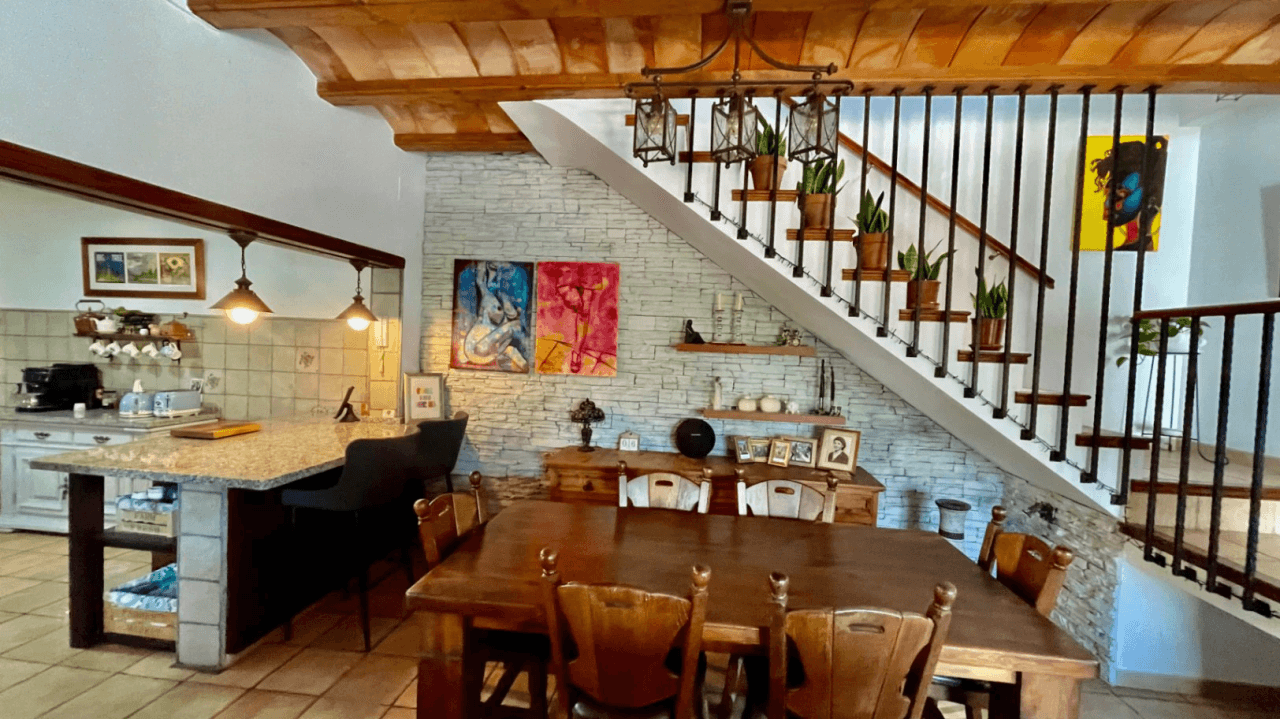 Villa zu verkaufen in Alcalali: Innerhalb des Dorfes und mit separatem Gästehaus