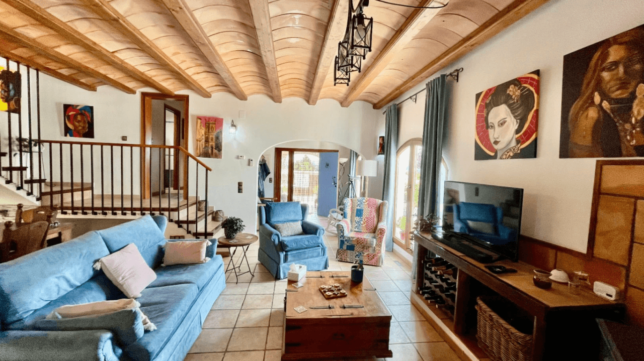 Villa zu verkaufen in Alcalali: Innerhalb des Dorfes und mit separatem Gästehaus
