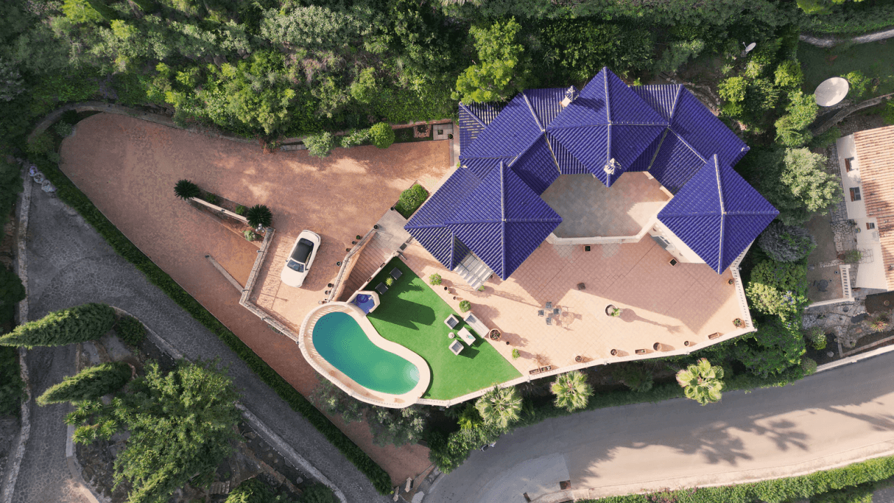 Magnifique villa avec vue sur la mer, avec 5 chambres, 4 salles de bains, 425 m2 de superficie habitable, 300 ms de terrasse.