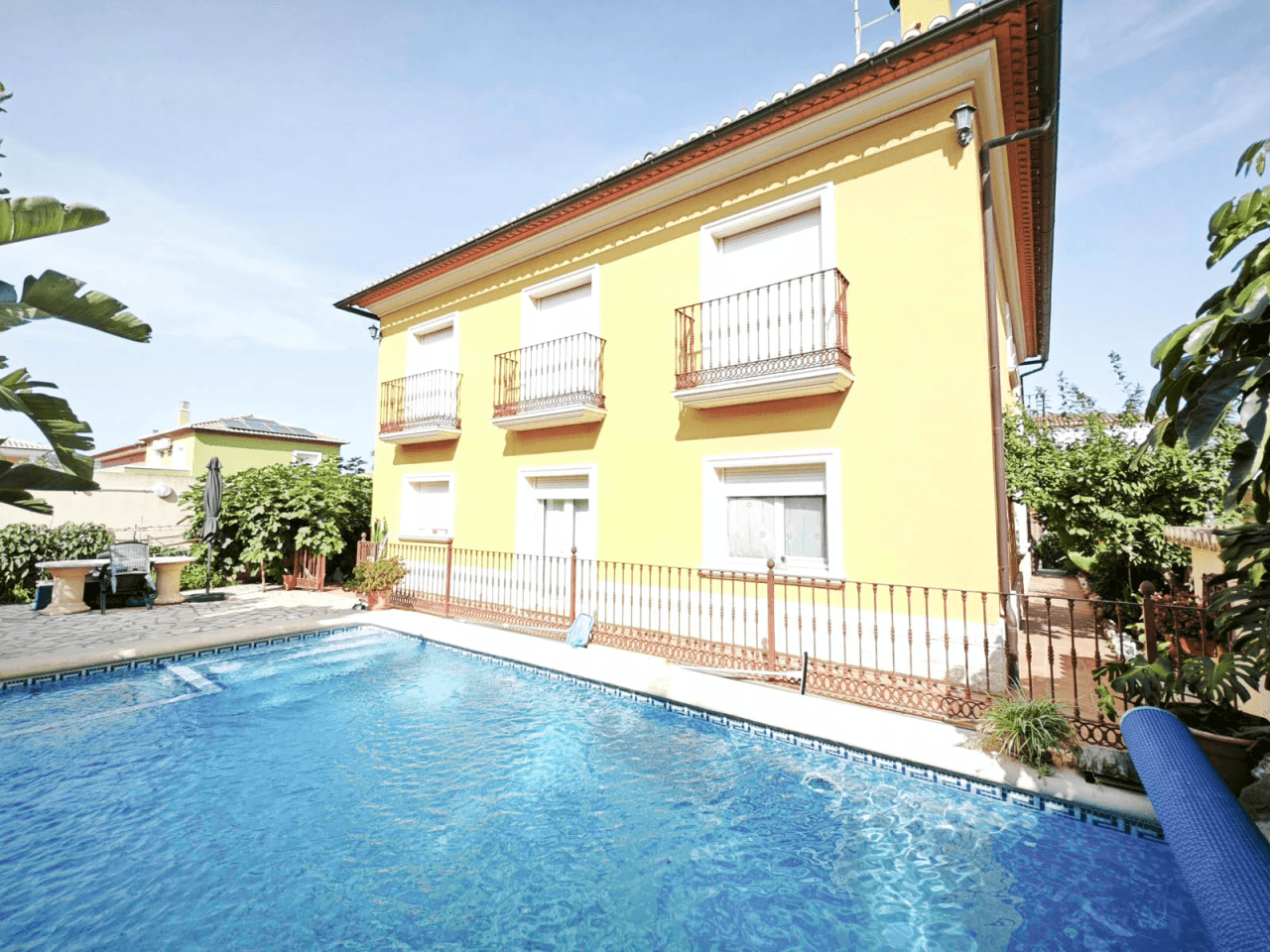 Villa de 270 m2 avec piscine à vendre à Pedreguer, quartier résidentiel à deux pas du centre