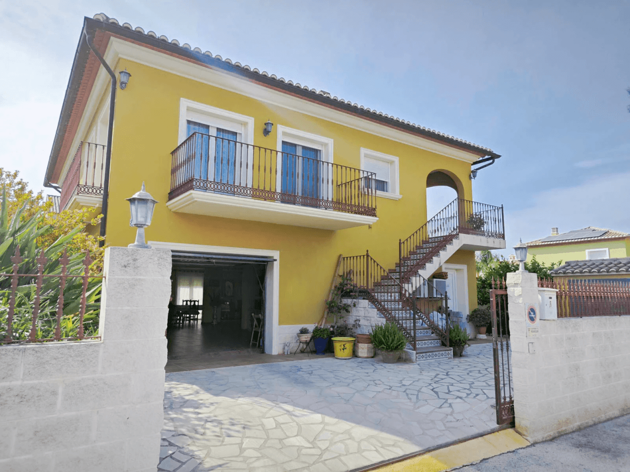 Villa de 270 m2 avec piscine à vendre à Pedreguer, quartier résidentiel à deux pas du centre