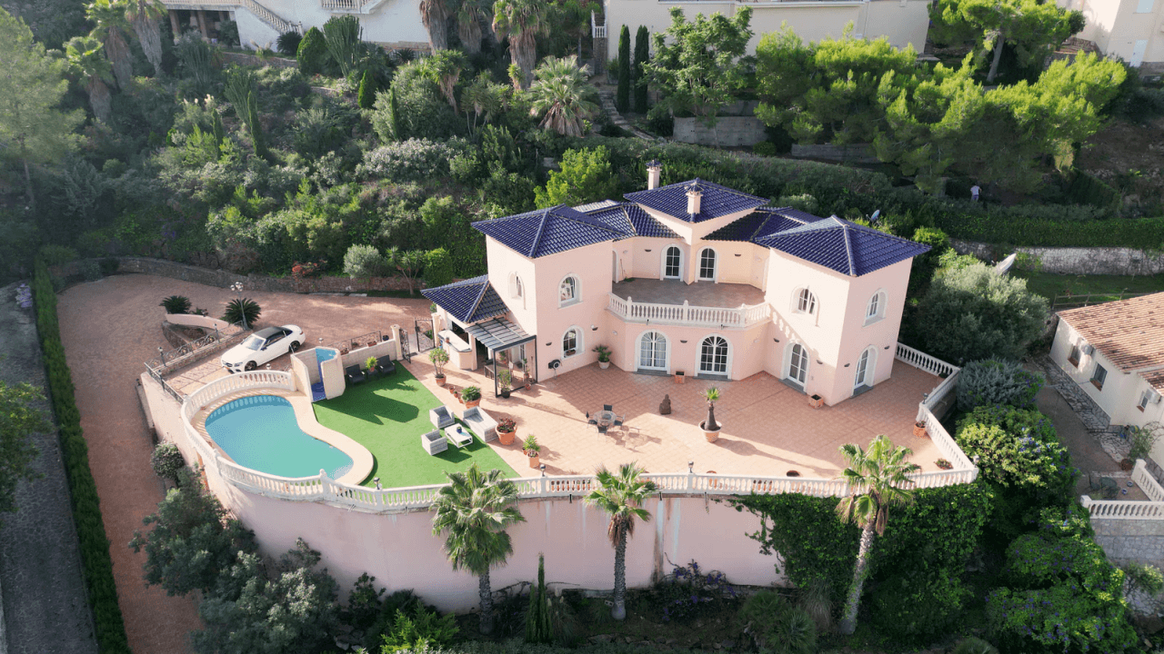 Magnifique villa avec vue sur la mer, avec 5 chambres, 4 salles de bains, 425 m2 de superficie habitable, 300 ms de terrasse.