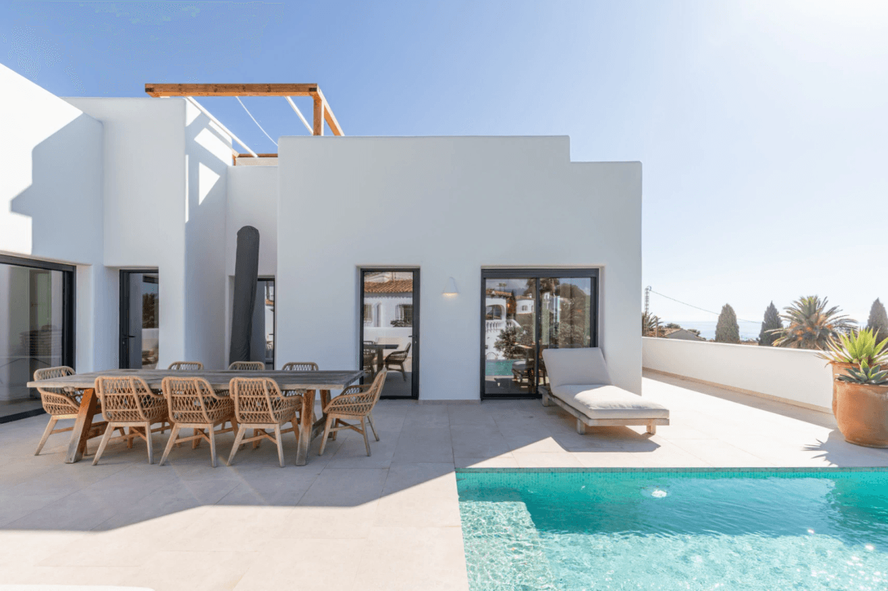 Ibiza-Stil Luxusvilla in Moraira — Mediterrane Eleganz nur 1 km vom Meer entfernt