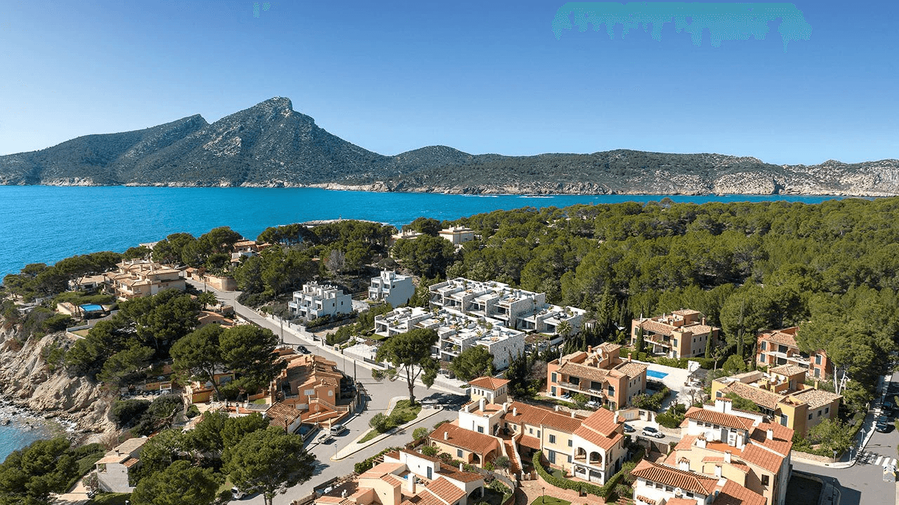 Appartements avec 3 chambres, 2 salles de bain, air conditionné, piscine communautaire et parking à seulement 100 m de la mer