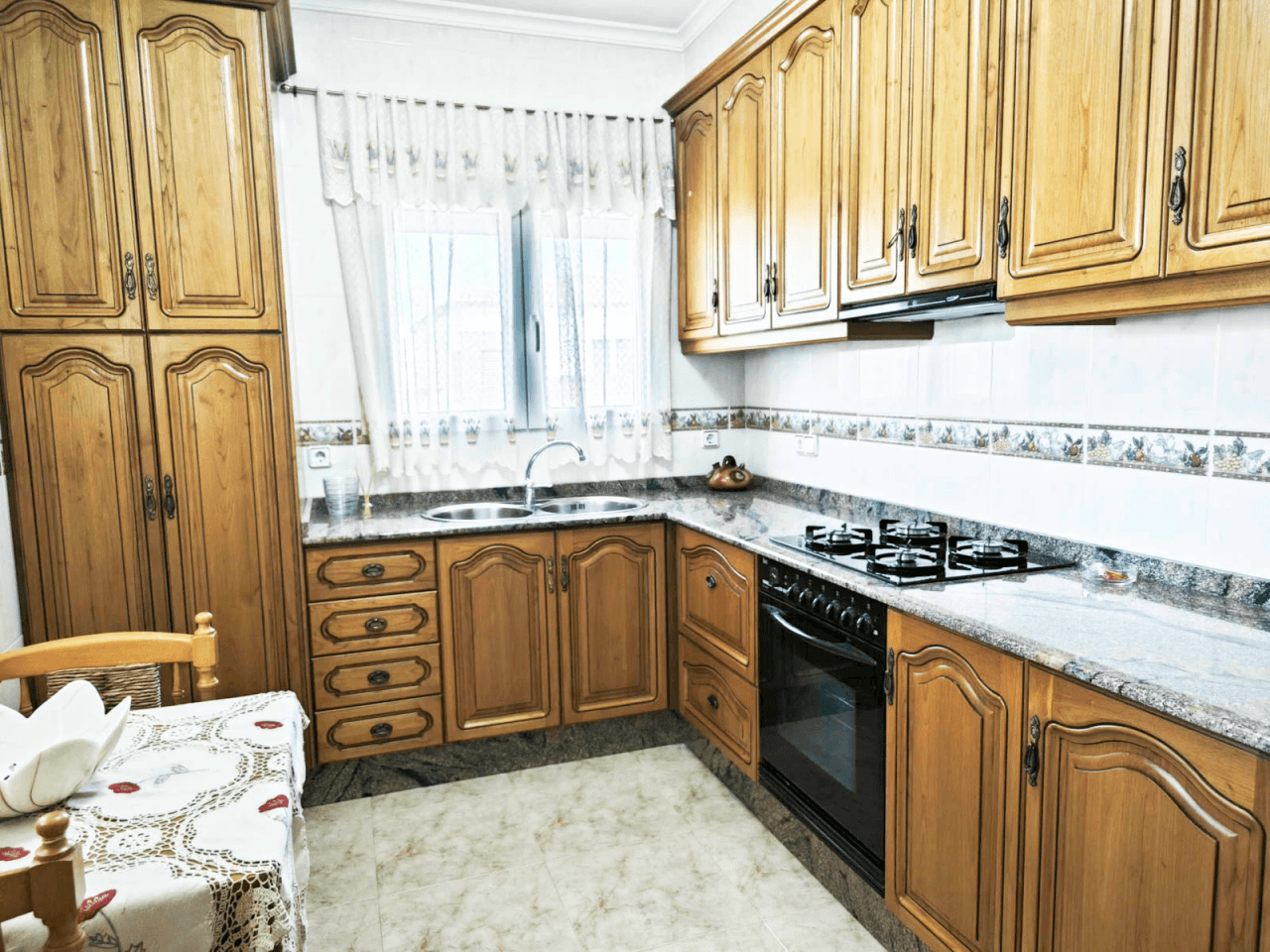 Villa de 270 m2 avec piscine à vendre à Pedreguer, quartier résidentiel à deux pas du centre