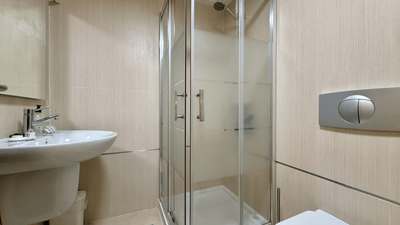 Bel appartement avec vue imprenable, place de parking et équipements communs