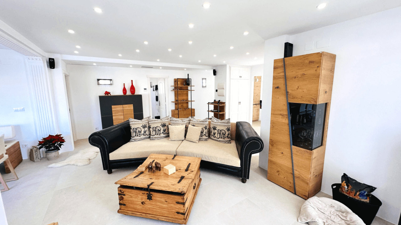 Exceptionnellement belle, penthouse entièrement rénové avec 3 terrasses et garage, à seulement 250 m de la mer.