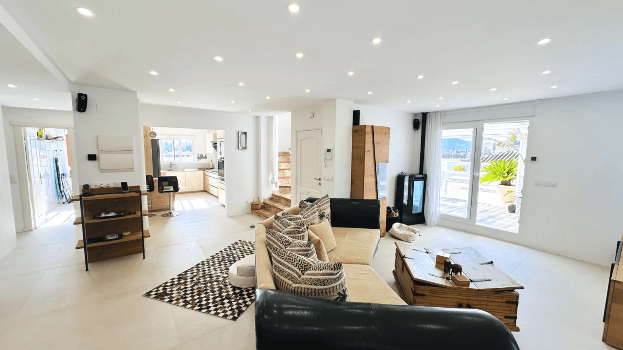Exceptionnellement belle, penthouse entièrement rénové avec 3 terrasses et garage, à seulement 250 m de la mer.