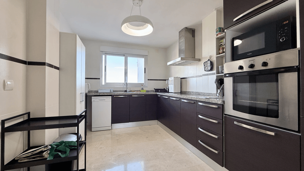 Bel appartement avec vue imprenable, place de parking et équipements communs