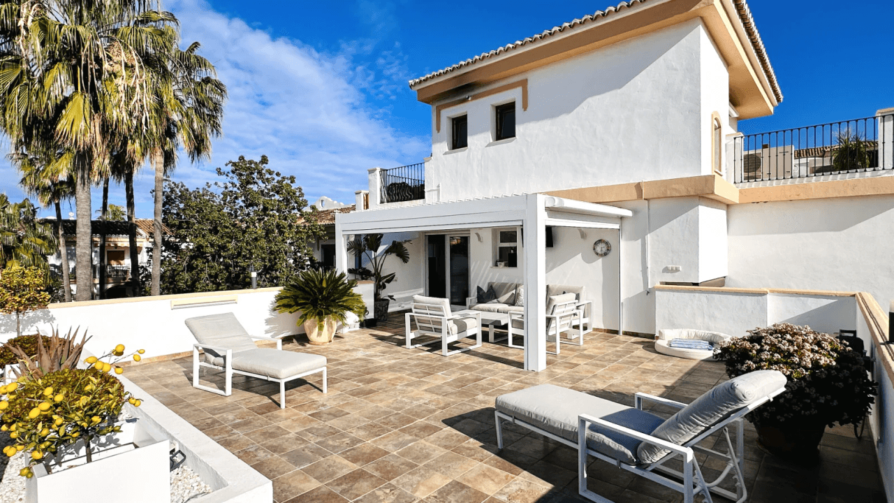 Exceptionnellement belle, penthouse entièrement rénové avec 3 terrasses et garage, à seulement 250 m de la mer.