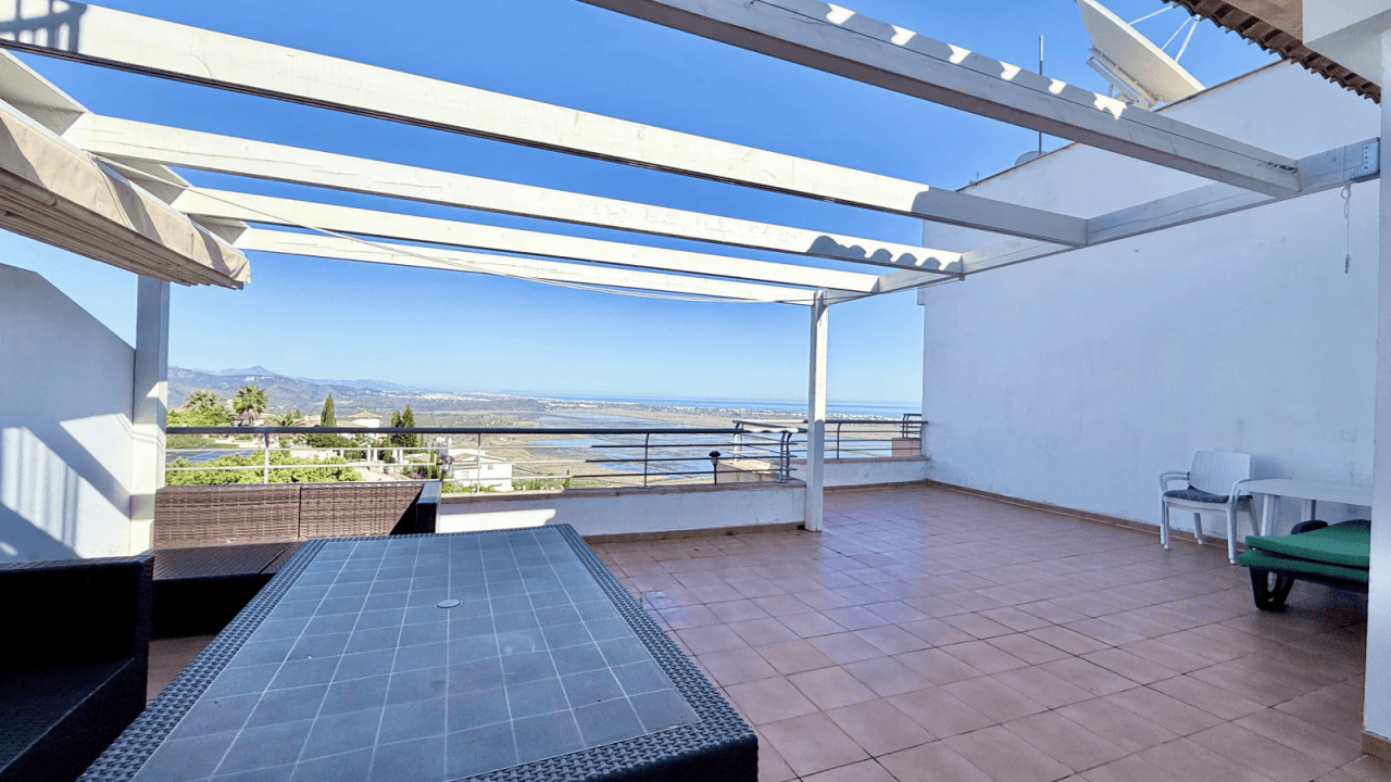 Bel appartement avec vue imprenable, place de parking et équipements communs