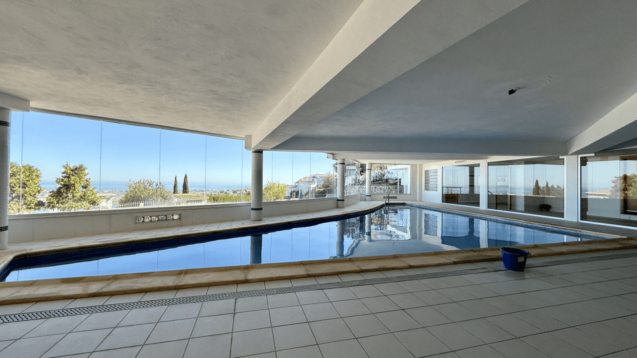 Bel appartement avec vue imprenable, place de parking et équipements communs