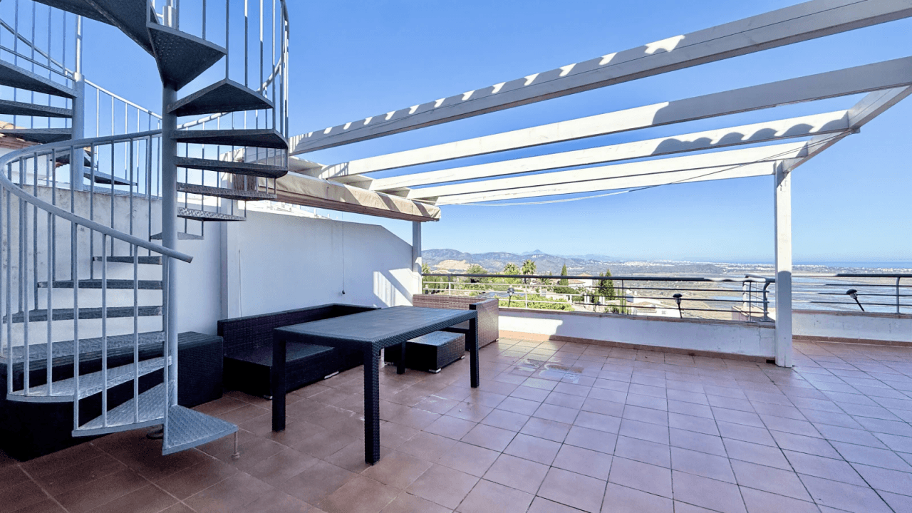 Bel appartement avec vue imprenable, place de parking et équipements communs