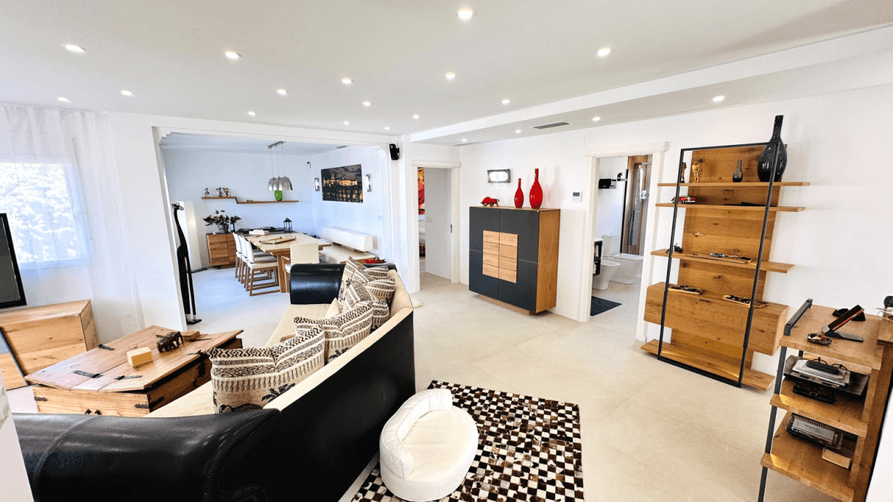 Exceptionnellement belle, penthouse entièrement rénové avec 3 terrasses et garage, à seulement 250 m de la mer.