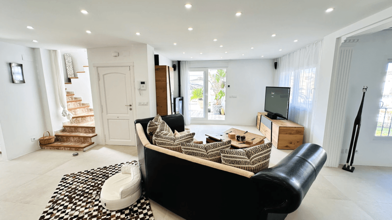 Exceptionnellement belle, penthouse entièrement rénové avec 3 terrasses et garage, à seulement 250 m de la mer.