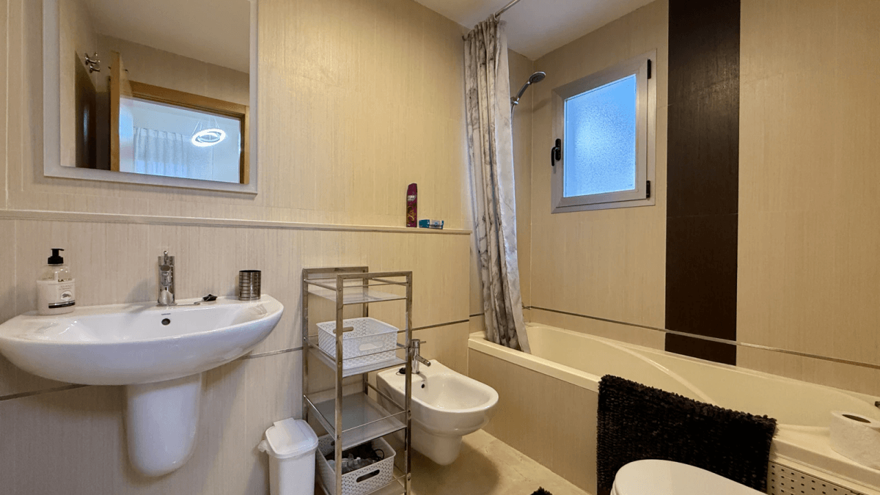 Bel appartement avec vue imprenable, place de parking et équipements communs