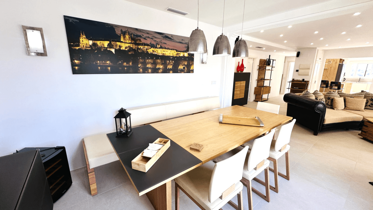 Exceptionnellement belle, penthouse entièrement rénové avec 3 terrasses et garage, à seulement 250 m de la mer.