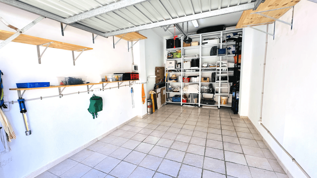 Exceptionnellement belle, penthouse entièrement rénové avec 3 terrasses et garage, à seulement 250 m de la mer.