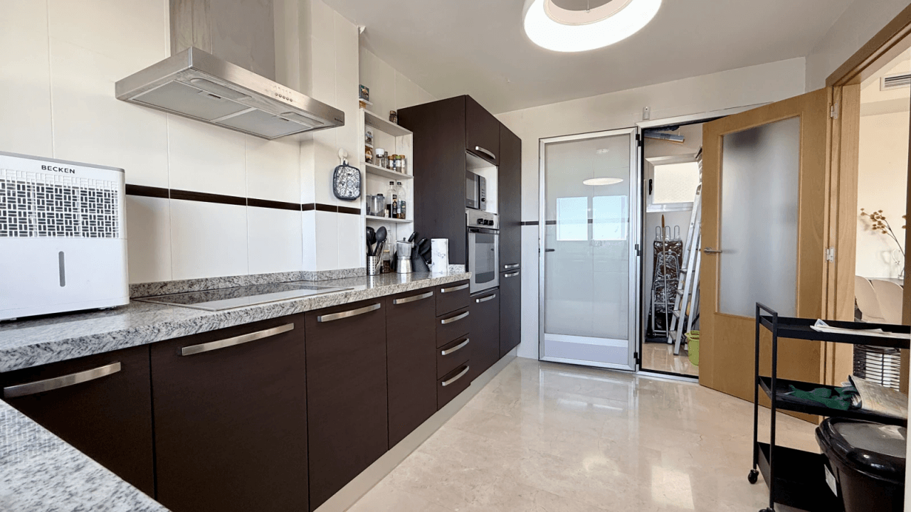 Bel appartement avec vue imprenable, place de parking et équipements communs