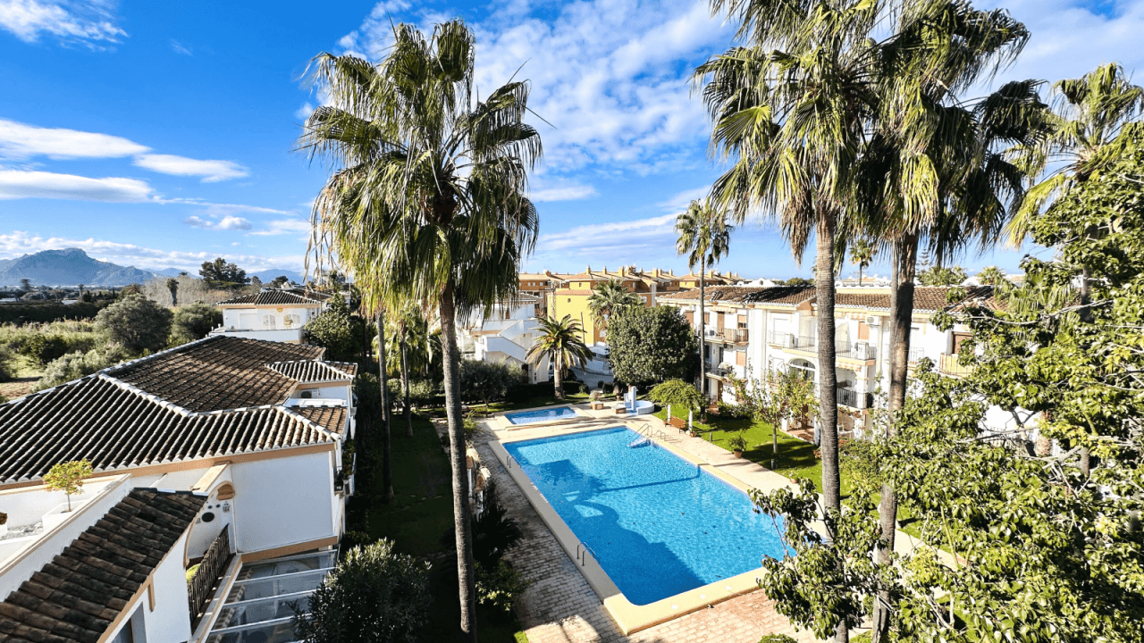 Exceptionnellement belle, penthouse entièrement rénové avec 3 terrasses et garage, à seulement 250 m de la mer.