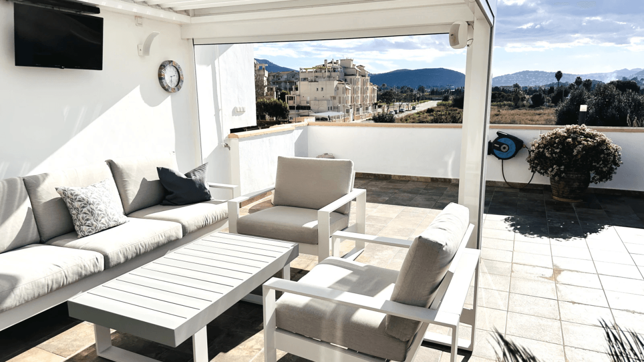 Exceptionnellement belle, penthouse entièrement rénové avec 3 terrasses et garage, à seulement 250 m de la mer.