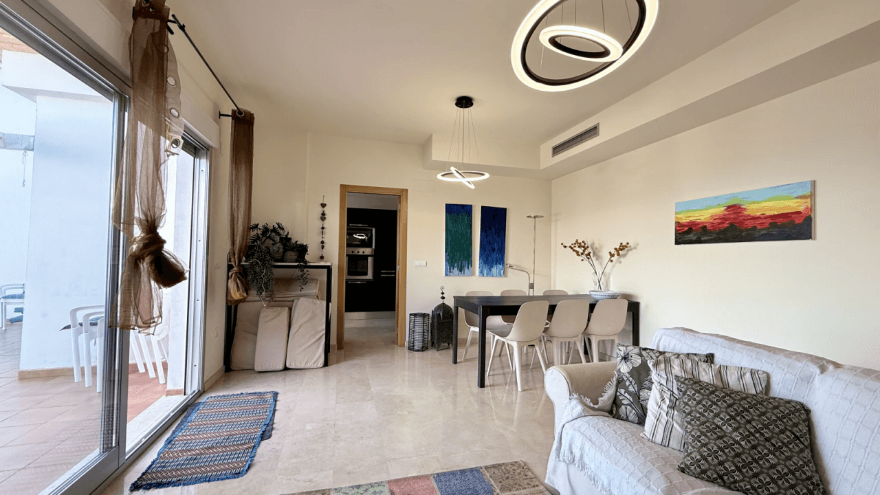 Bel appartement avec vue imprenable, place de parking et équipements communs