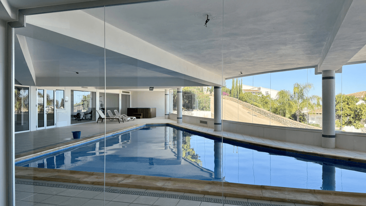 Bel appartement avec vue imprenable, place de parking et équipements communs