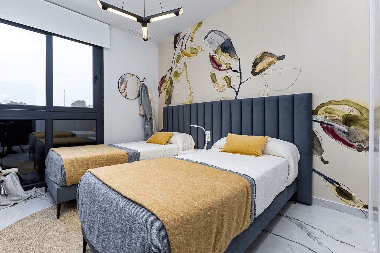 Appartements en dernier étage avec 2 chambres, toit-terrasse, cuisines équipées d’électroménagers, climatisation, parking privé et piscine commune