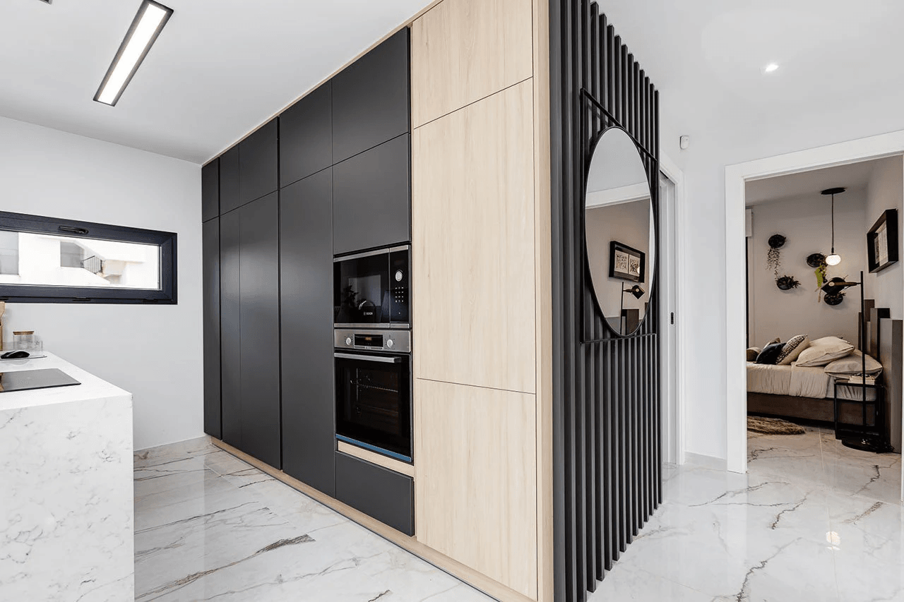 Appartements en dernier étage avec 2 chambres, toit-terrasse, cuisines équipées d’électroménagers, climatisation, parking privé et piscine commune