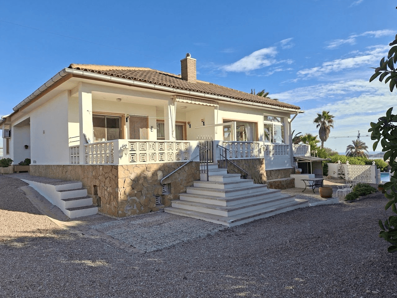 Villa mit Gästehaus, Privatpool und fantastischem Meerblick