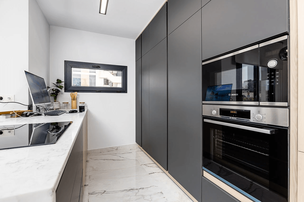 Appartements en rez-de-chaussée avec 2 chambres, cuisines équipées d’électroménagers, climatisation, parking privé et piscine commune