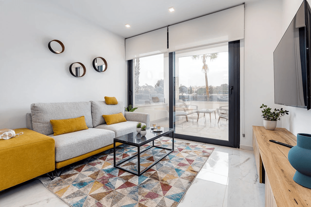 Appartements en rez-de-chaussée avec 2 chambres, cuisines équipées d’électroménagers, climatisation, parking privé et piscine commune