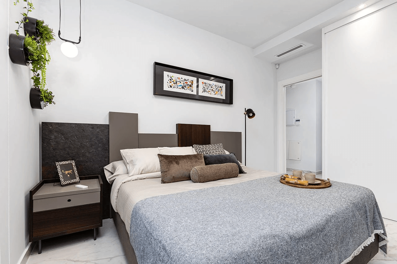Appartements en dernier étage avec 2 chambres, toit-terrasse, cuisines équipées d’électroménagers, climatisation, parking privé et piscine commune