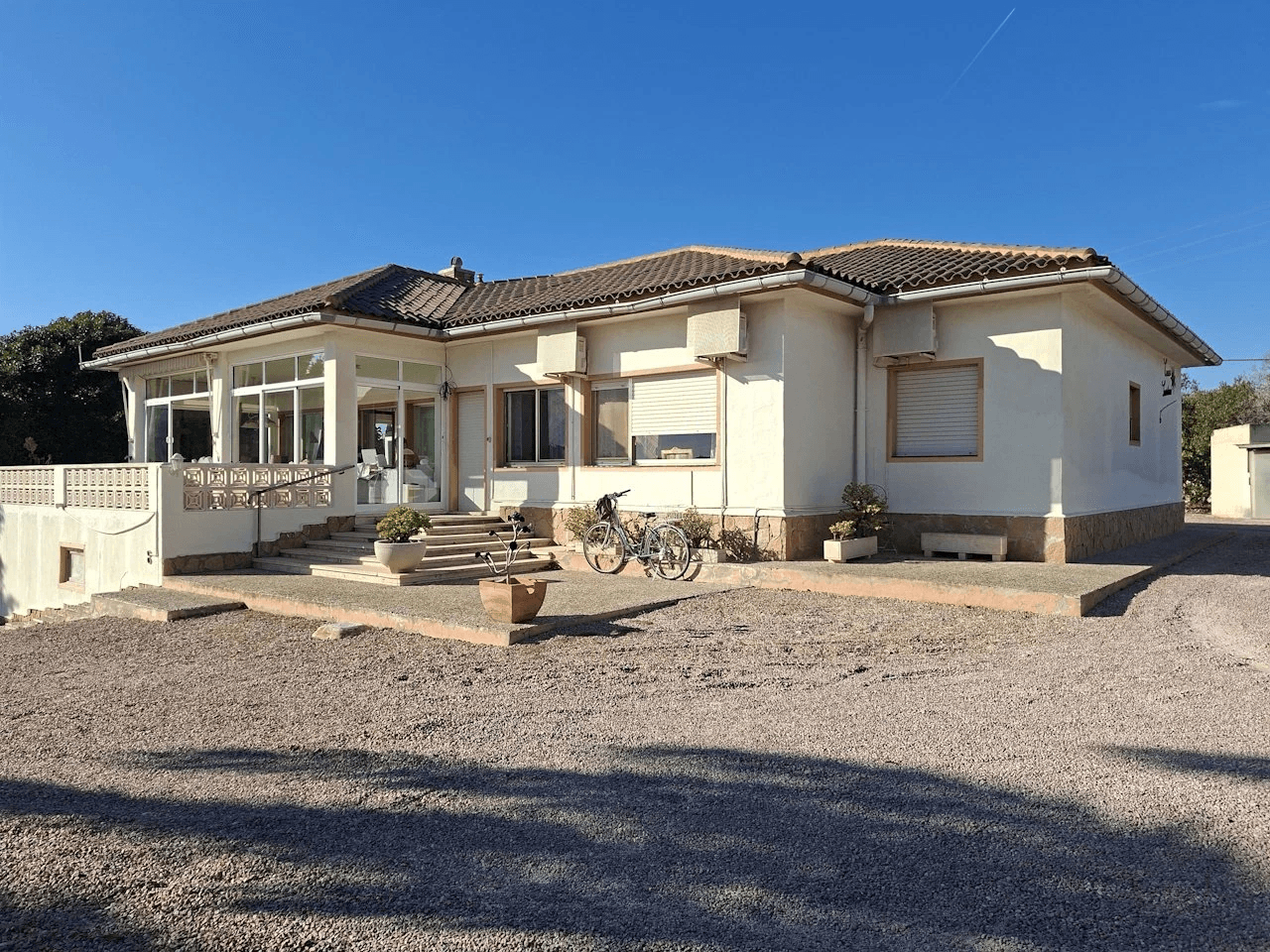 Villa mit Gästehaus, Privatpool und fantastischem Meerblick