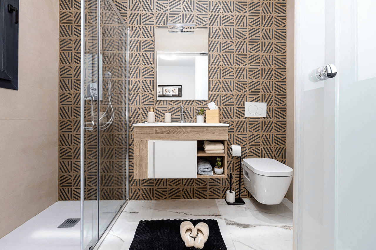 Appartements en rez-de-chaussée avec 2 chambres, cuisines équipées d’électroménagers, climatisation, parking privé et piscine commune