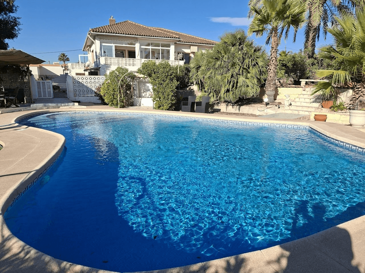 Villa mit Gästehaus, Privatpool und fantastischem Meerblick
