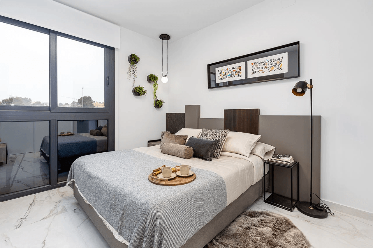 Appartements en rez-de-chaussée avec 2 chambres, cuisines équipées d’électroménagers, climatisation, parking privé et piscine commune