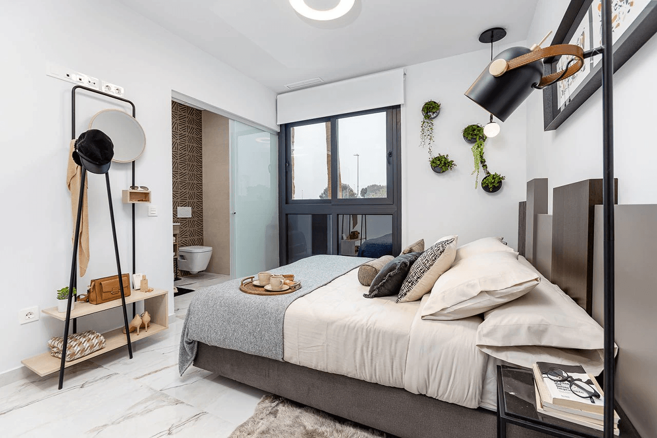 Appartements en dernier étage avec 2 chambres, toit-terrasse, cuisines équipées d’électroménagers, climatisation, parking privé et piscine commune