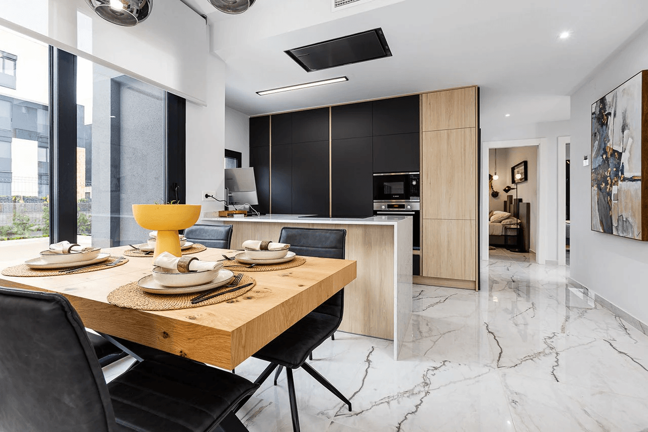Appartements en rez-de-chaussée avec 2 chambres, cuisines équipées d’électroménagers, climatisation, parking privé et piscine commune