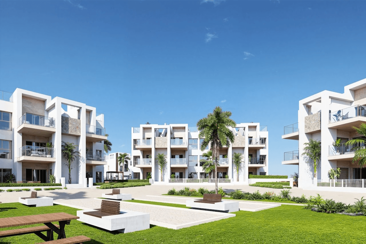 Penthouses de 3 chambres avec piscine commune, situées dans un complexe de golf à seulement 500 m de la plage