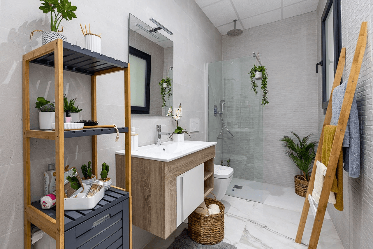 Appartements en dernier étage avec 2 chambres, toit-terrasse, cuisines équipées d’électroménagers, climatisation, parking privé et piscine commune