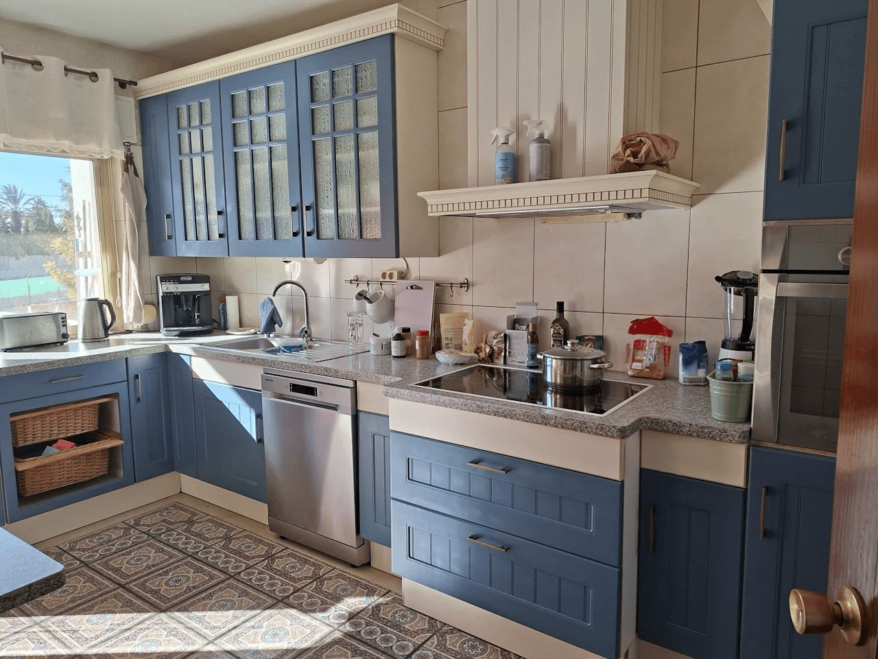 Villa mit Gästehaus, Privatpool und fantastischem Meerblick