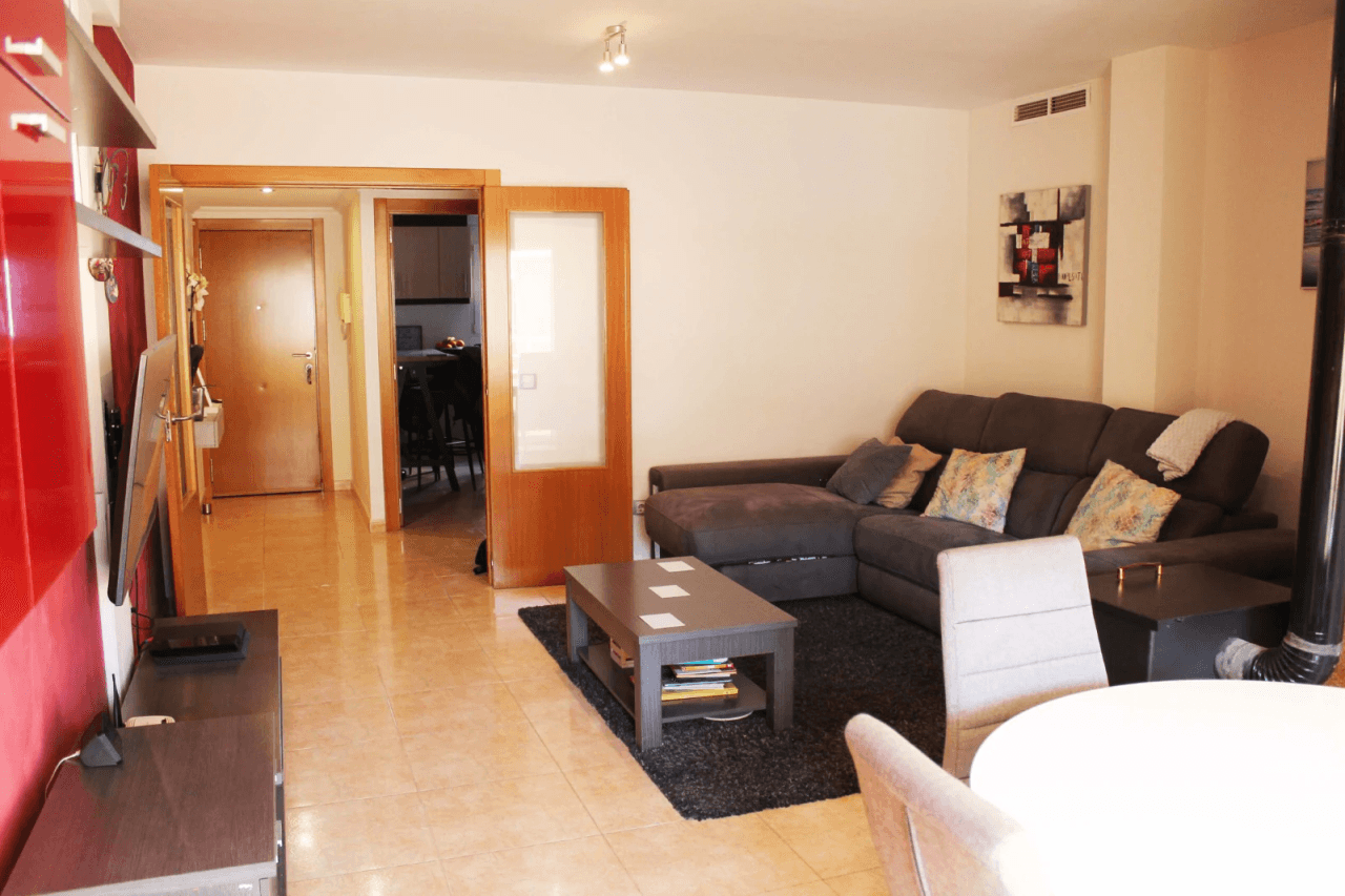 Wohnung in Vergel mit 3 Schlafzimmern, Parkplatz und Abstellraum.