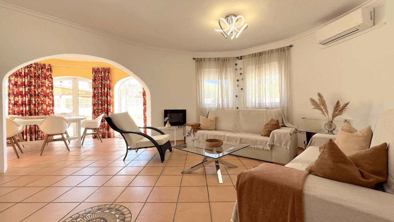Top gepflegte Villa mit 2 Dachterrassen und vielen Extras,  aktuelle Vermietungslizenz liegt vor.