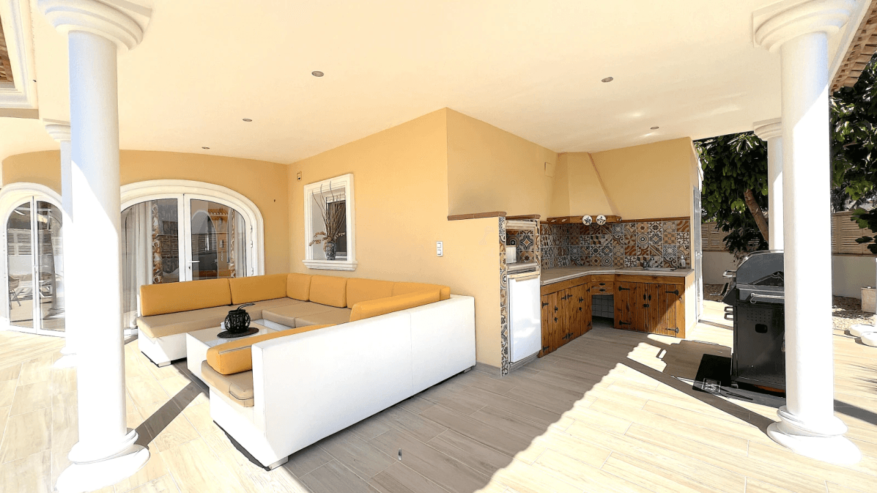 Top gepflegte Villa mit 2 Dachterrassen und vielen Extras,  aktuelle Vermietungslizenz liegt vor.