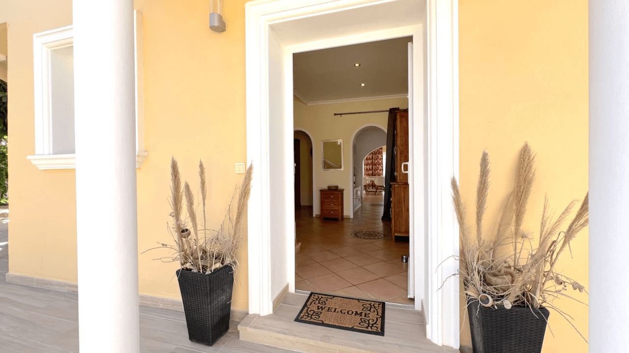 Top gepflegte Villa mit 2 Dachterrassen und vielen Extras,  aktuelle Vermietungslizenz liegt vor.